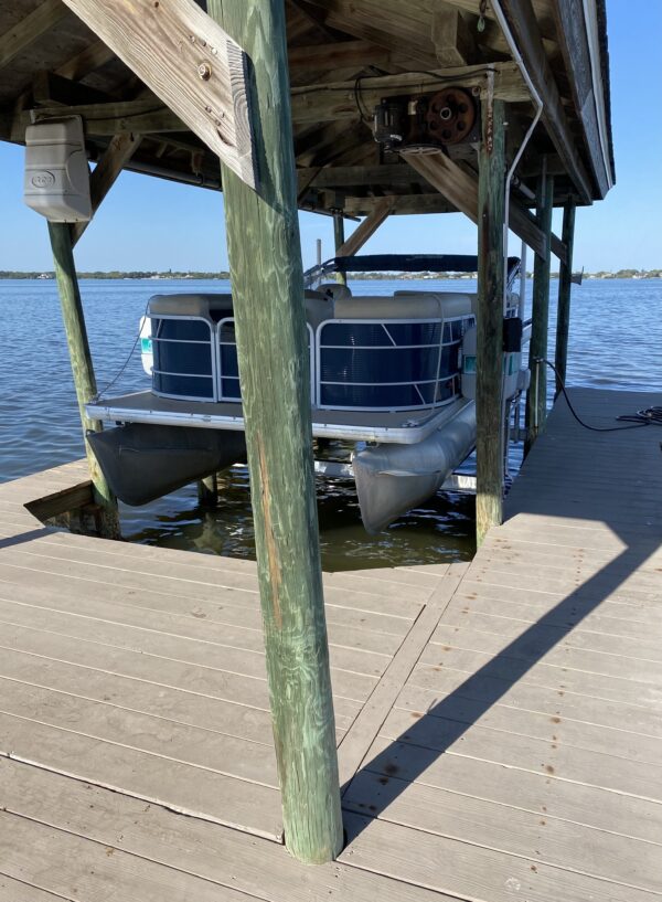 Pontoon IMM boat lift installation