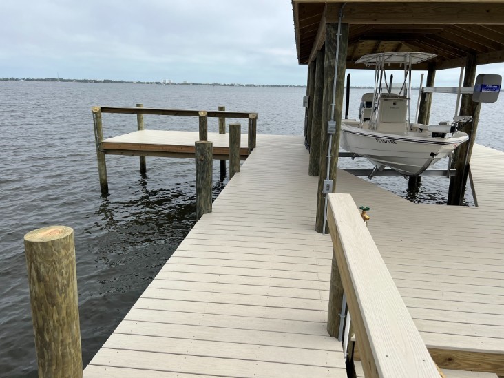 Benefits of custom docks with boat lift in Melbourne FL